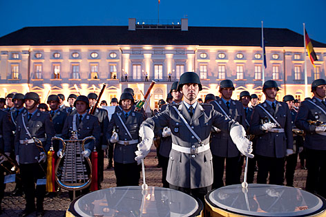 Mitglieder des Stabsmusikkorps der Bundeswehr stehen in Berlin im Garten von Schloss Bellevue