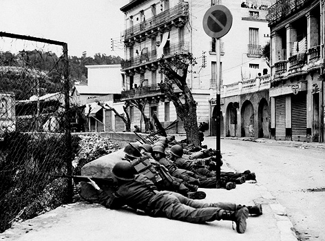 © AP Französiche Soldaten liegen bewaffnet in Bereitschaft in Algier