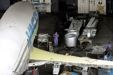 © Reuters Altes Flugzeug in offener Halle