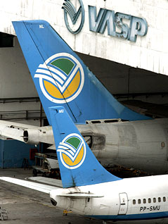© Reuters Alte Flugzeuge in offener Halle