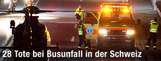 Einsatzkräfte bei Unfallstelle