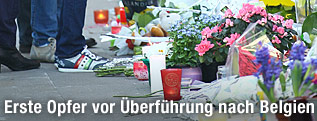 Blumen liegen vor der Schule in Belgien
