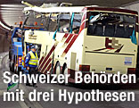 Das Wrack des verunglückten Busses wird abtransportiert