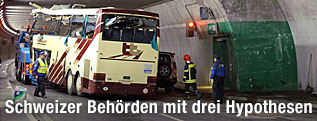 Das Wrack des verunglückten Busses wird abtransportiert