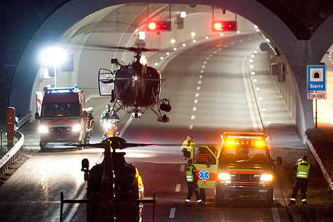 © APA/Keystone/Laurent Gillieron Rettungskräfte bei der Unfallstelle