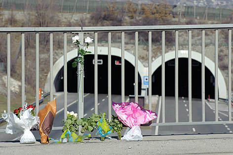 © APA/EPA/Laurent Gilleron Blumen auf einer Brücke vor der Autobahneinfahrt in den Tunnel