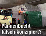 Verunglückter Bus neben Pannenbucht im Tunnel