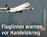 Ein Lufthansa Airbus A340 hebt vom Flughafen Frankfurt ab