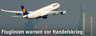 Ein Lufthansa Airbus A340 hebt vom Flughafen Frankfurt ab