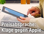 Eine Frau liest ein E-Book auf dem iPad