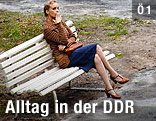 Nina Hoss sitzt im Film "Barbara" auf einer Bank