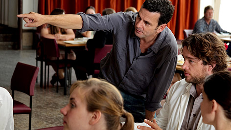 © Piffl Medien Regisseur Christian Petzold und Schauspieler Roland Zehrfeld auf dem Filmset des DDR-Dramas "Barbara"