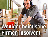 Tischlermeister bei seiner Arbeit