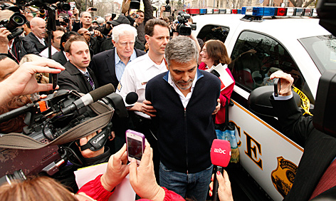 © Reuters/Kevin Lamarque George Clooney bei seiner Verhaftung in Washington