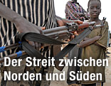 Kind steht neben bewaffnetem Mann