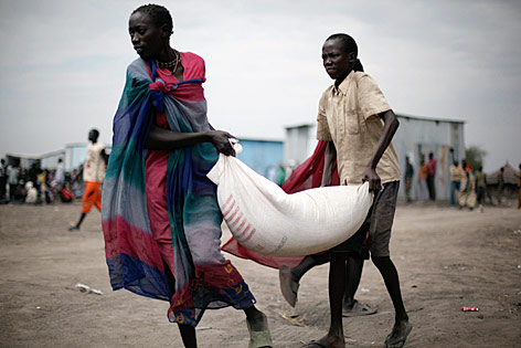 © Reuters/Hereward Holland Zwei sudaneische Frauen tragen einen Sack mit Hilfgütern