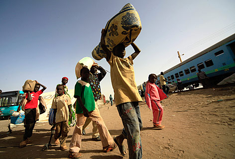 © Reuters/Mohamed Nureldin Abdallah Südsudaneische Familie bei einer Bahnstation im Sudan