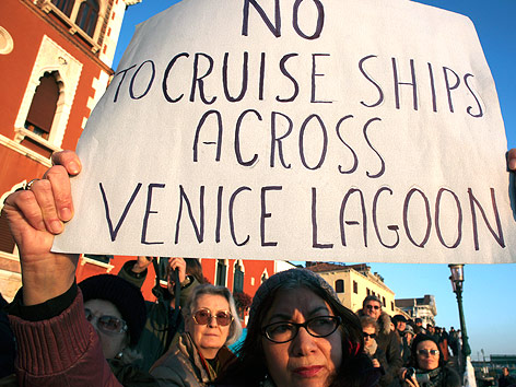 Proteste gegen Kreuzfahrtschiffe in der Lagune von Venedig