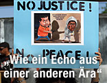 Demonstrantin h&auml;lt Plakat in H&auml;nden