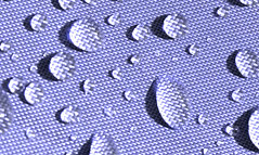 © Fotolia/PiLensPhoto Stoff mit Wassertropfen