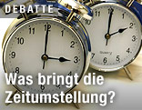 Zwei Wecker mit den Uhrzeiten zwei Uhr und drei Uhr