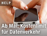Hände auf Smartphone