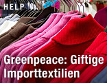 Pullover an der Kleiderstange