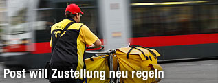 Briefträger schiebt seinen Wagen