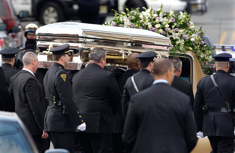 © AP/Mel Evans Der Sarg von Whitney Houston wird zum Friedhof getragen