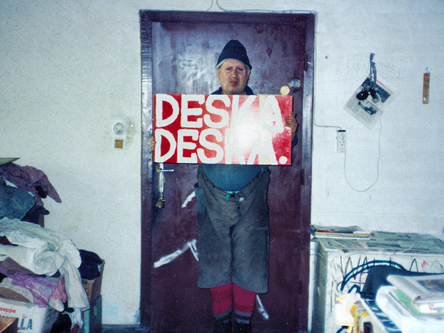 © Museum Gugging Gugging-Künstler August Walla mit Schild
