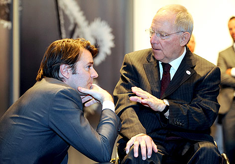 Der deutsche Finanzminister Wolfgang Schäuble unterhält sich mit dem französischen Finanzminister Francois Baroin