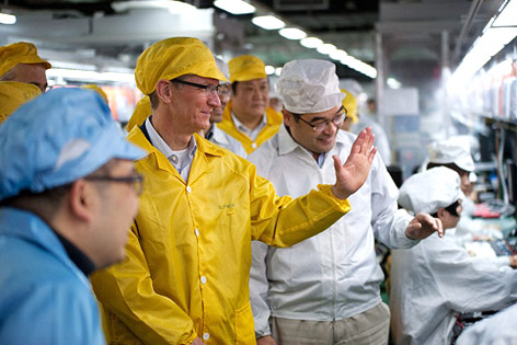 © AP/Apple Apple-CEO Tim Cook in einer Foxconn-Fabrik in China