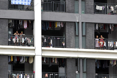 © AP/Kin Cheung Foxconn-Arbeiter stehen auf einem Balkon eines firmeneigenen Wohnhauses