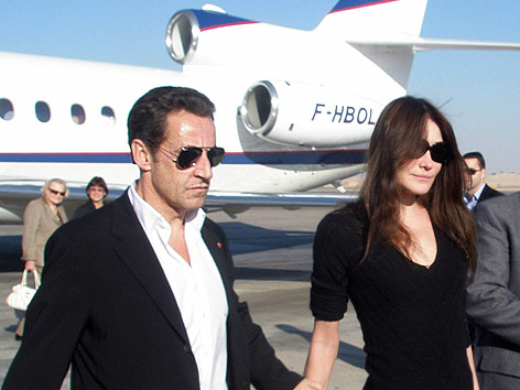 © AP/Luxor information office Nicolas Sarkozy und Carla Bruni am Flughafen