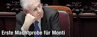 Italiens Premier Mario Monti stützt mit seiner Hand seinen Kopf ab