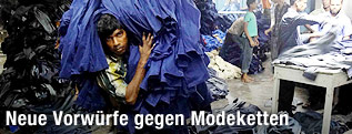 Kind tr&auml;gt B&uuml;ndel mit neuem Jeans-Stoff