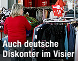 Frau vor einem Kleidungsst&auml;nder