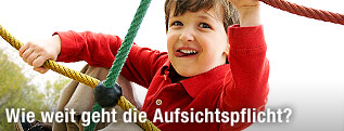 Kleinkind spielt auf einem Klettergerüst