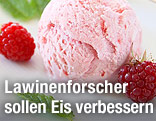 Eiskugel auf Teller