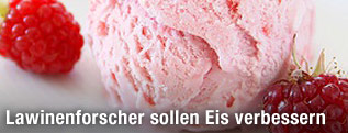 Eiskugel auf Teller