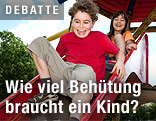 Kinder auf einer Rutsche