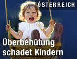 Kleinkind auf einer Schaukel