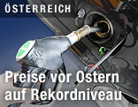 Tank&ouml;ffung eines Pkws