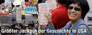 Schlange vor Verkaufsstelle f&uuml;r das Lotteriespiel "Mega Millions in den USA