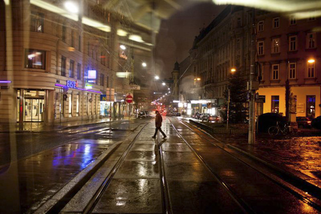 © Alexander Magedler Mann überquert nächtliche Straße in Wien