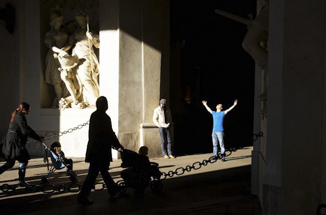 © Elisabeth Schuh Mann begrüßt das Licht am Ausgang einer Durchfahrt der Hofburg.