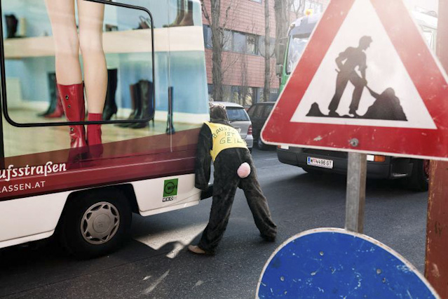 © Kay von Aspern Mann im Hasenkostüm beugt sich hinter einen Lieferwagen
