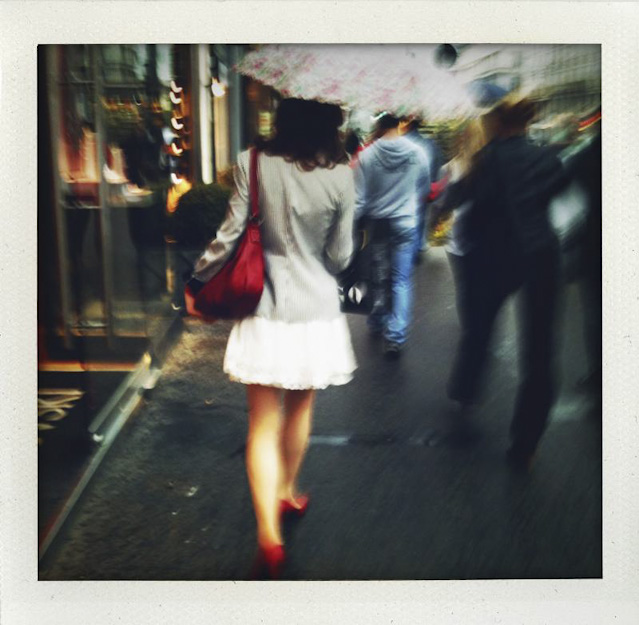 © Natalie Opocensky Frau mit Regenschirm