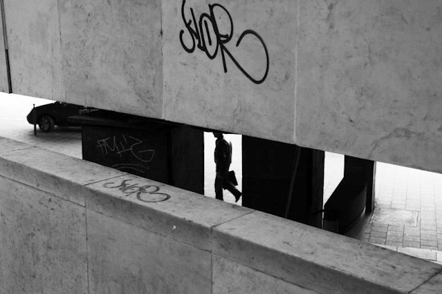 © Thorsten Strasas Silhouette eines Mannes exakt eingepasst in Zwischenraum eines Betongebäudes