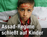 Junge vor Syrischer Flagge